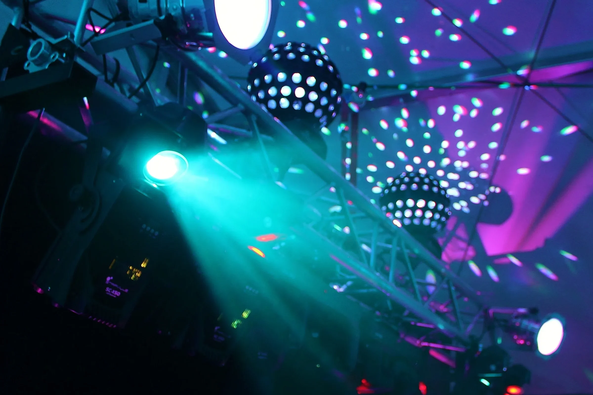 jenis lighting panggung, par led, focus beam untuk hidupkan suasana