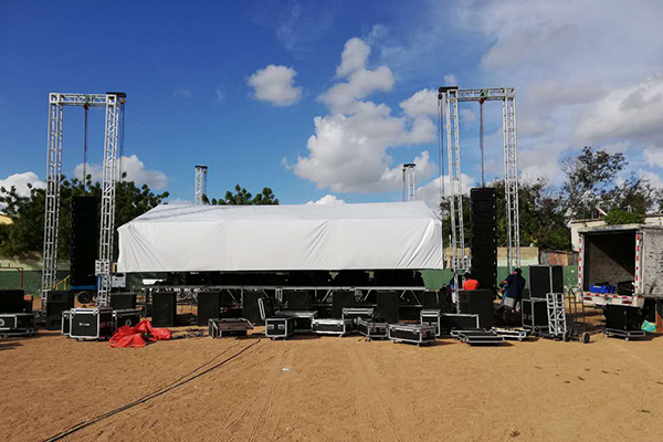 proses instalasi rigging panggung outdoor di siang hari