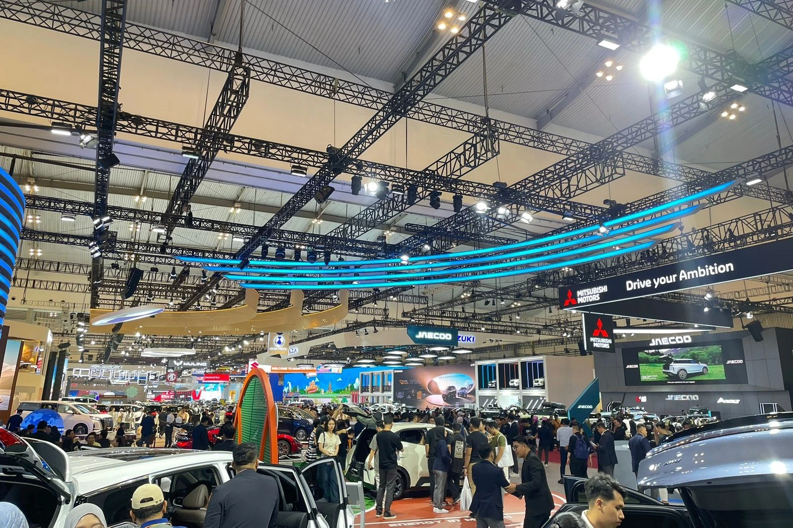 suasana hall GIIAS 2025 penuh dengan rigging dan videotron yang menggantung