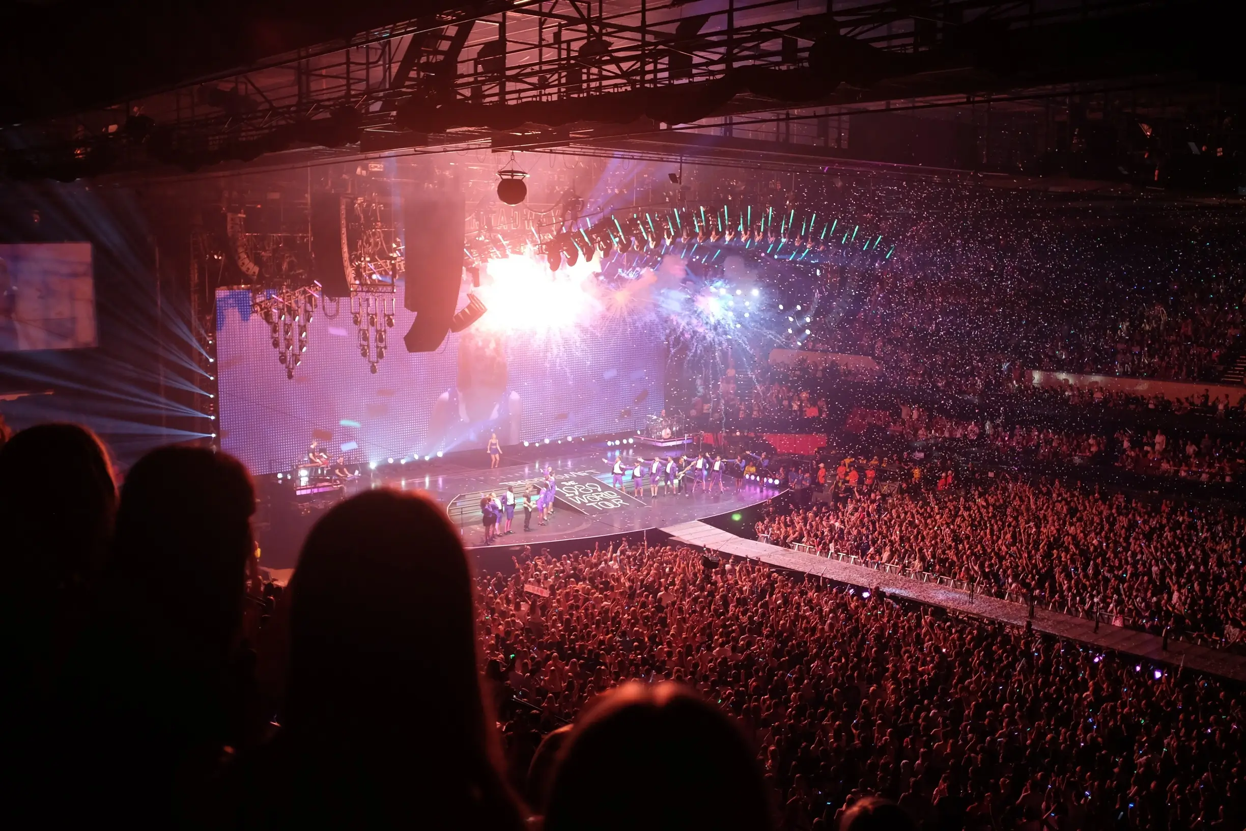 konser artis illustrasi konser G-Dragon