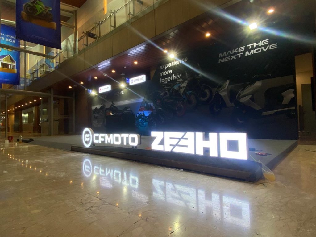 backdrop display untuk brand CFMoto di acara expoversary BCA